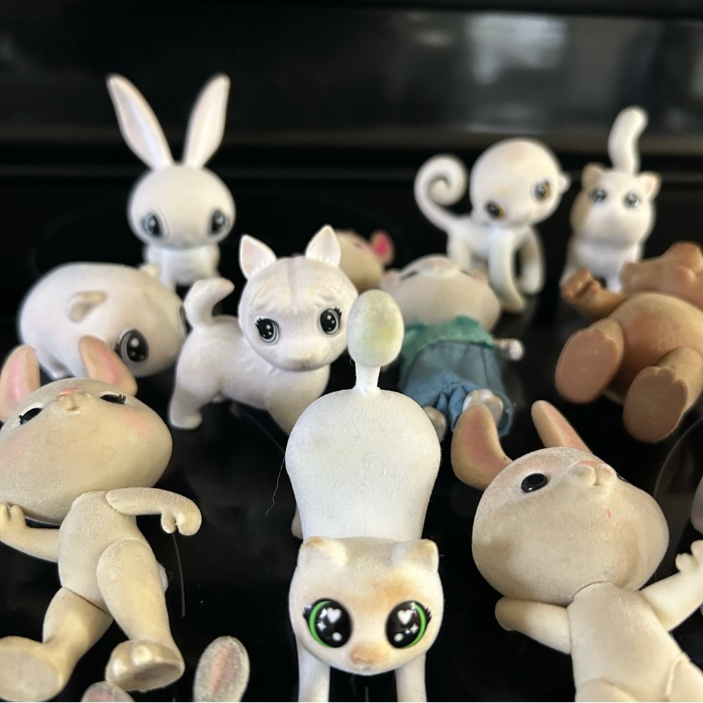 FREE WITH A PURCHASE OVER $25 from my closet Adorable Animal Figurine mixed set - Picture 2 of 3